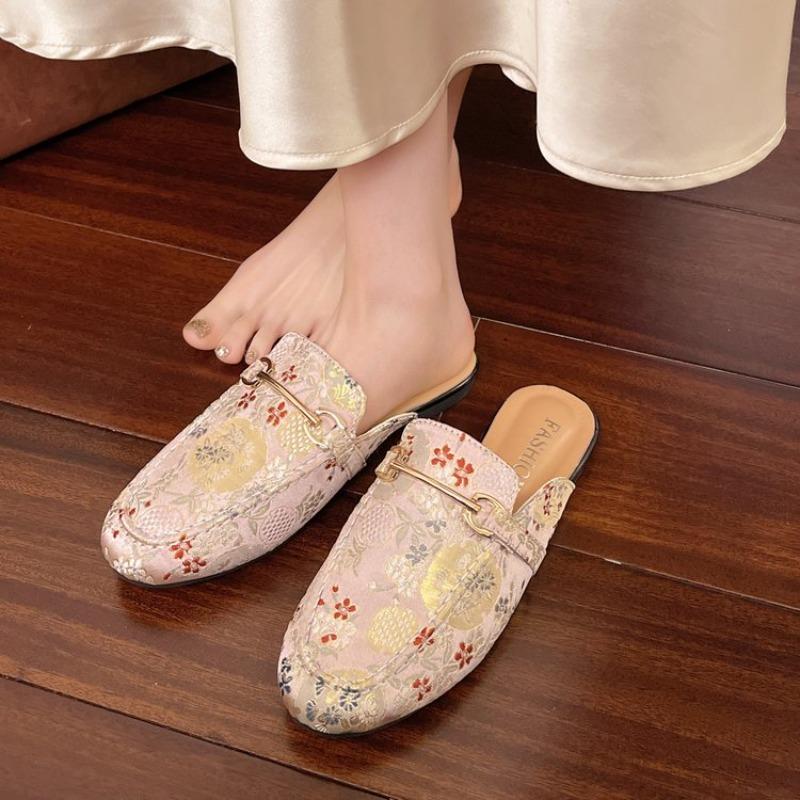 Fashion Luxury Floral Mule Shoes Woman Elegant Brand Design Closed Toe Slip-on Sandals Ladies Pink Beige Outdoor Slides With Gold Chain