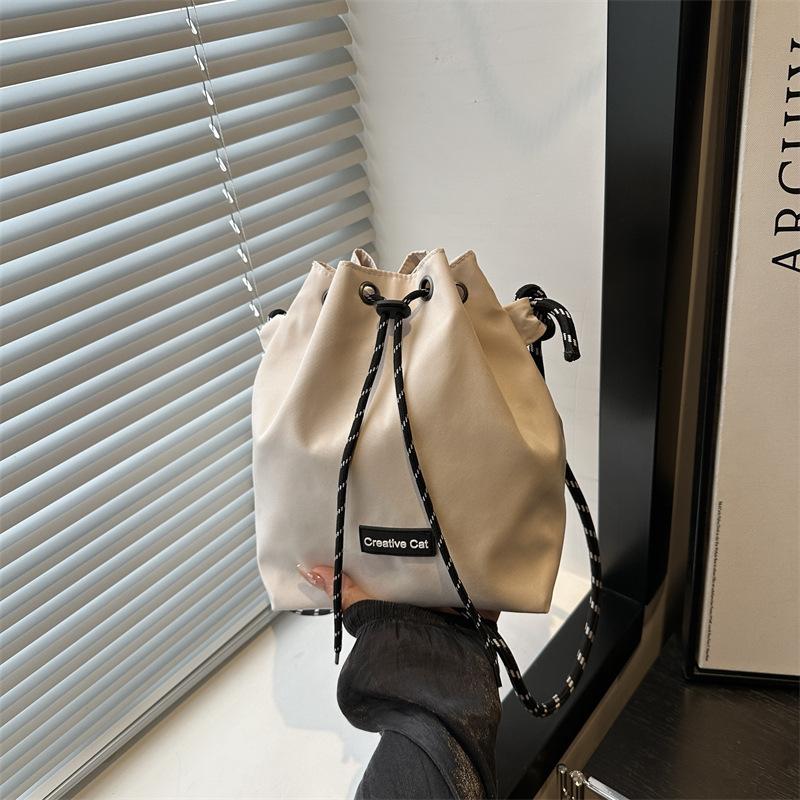 

Модная сумка-ведро женская новая большой вместимости нишевый дизайн для поездок на работу универсальная сумка на шнурке сумка через плечо сумка-мессенджер белый