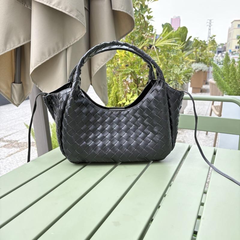 Hot-selling new high-texture cowhide hand-woven handbag large-capacity underarm bag versatile commuter women's bag
