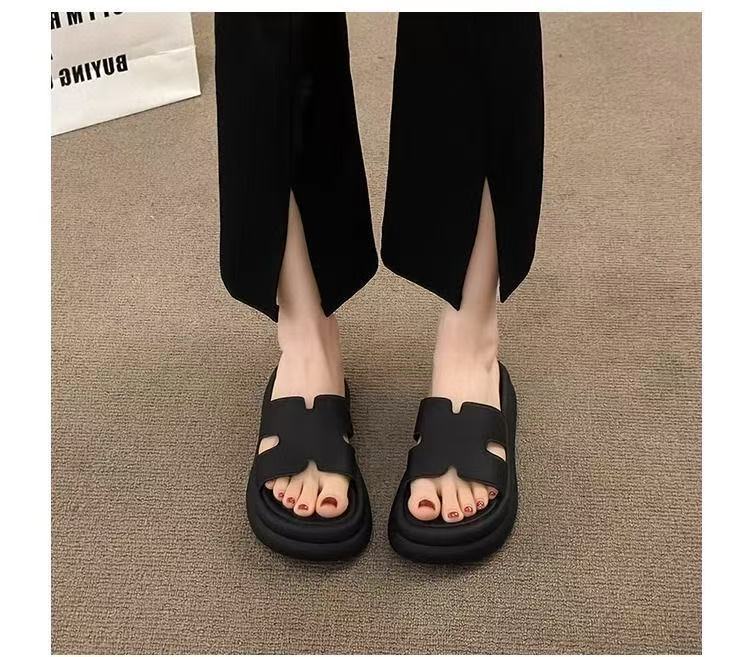 

Foreign trade round head thick bottom sandals 2025 new summer high-end wear one-word drag Korean version of simple fashion slippers 40