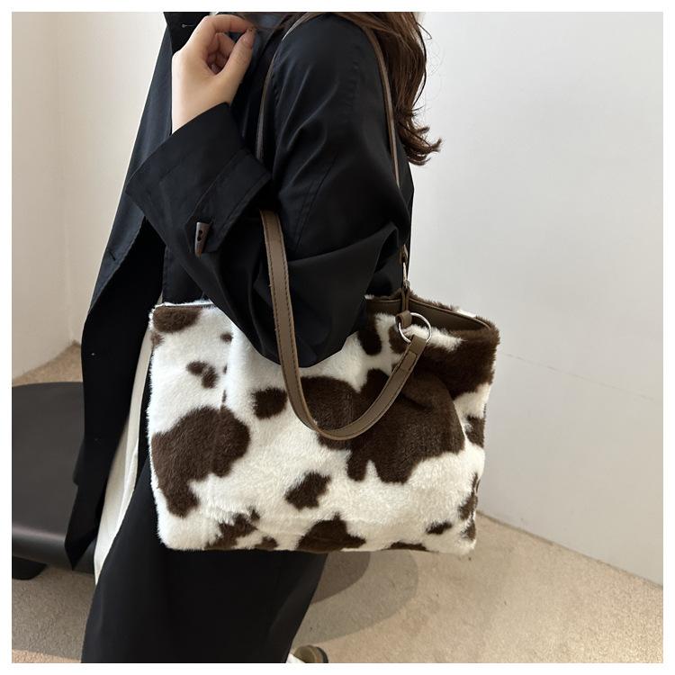 Trendy Plush Large Capacity Tote Bag for Women Soft Textured Shoulder Handbag Casual Daily Fashion Purse CLE