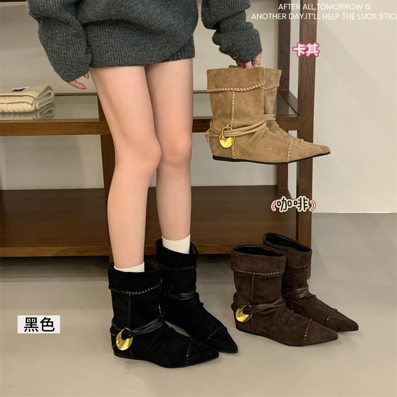 

Нишевый дизайн ретро замшевые остроносые темпераментные маленькие короткие ботильоны женские складки внутренняя высота увеличение тонкие ботинки 2025 осень и зима новые 39 хаки