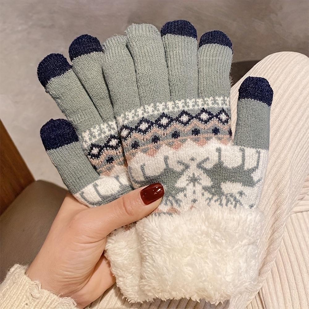 

Пара уютных зимних перчаток на флисовой подкладке с милым жаккардовым рисунком в виде оленя зелёный