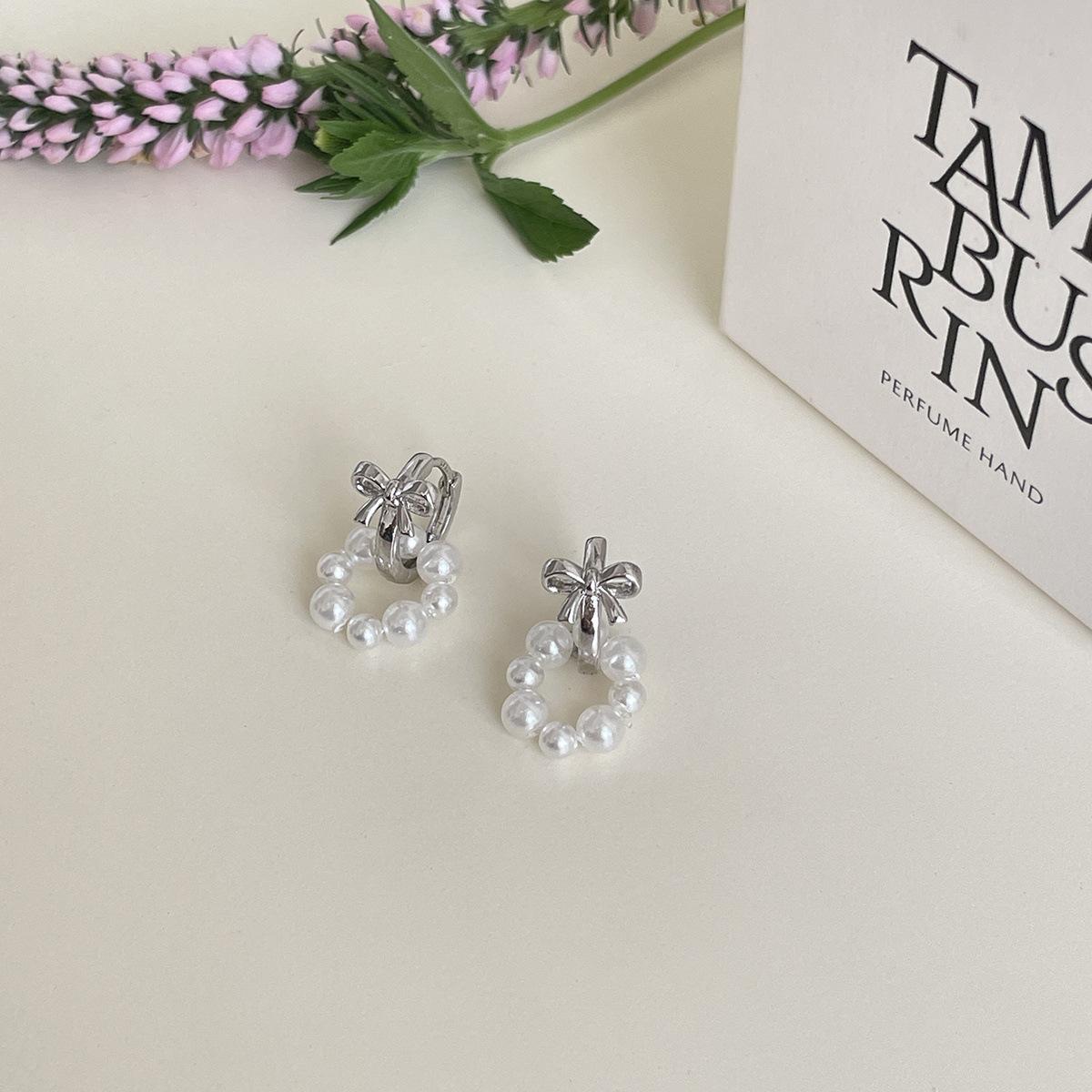 

Нежные и милые серьги-кольца с жемчугом, женские маленькие ароматные серьги-бантики в корейском стиле с серебряными игольницами, застежки-пряжки премиум-класса. A pair of 925 silver needle