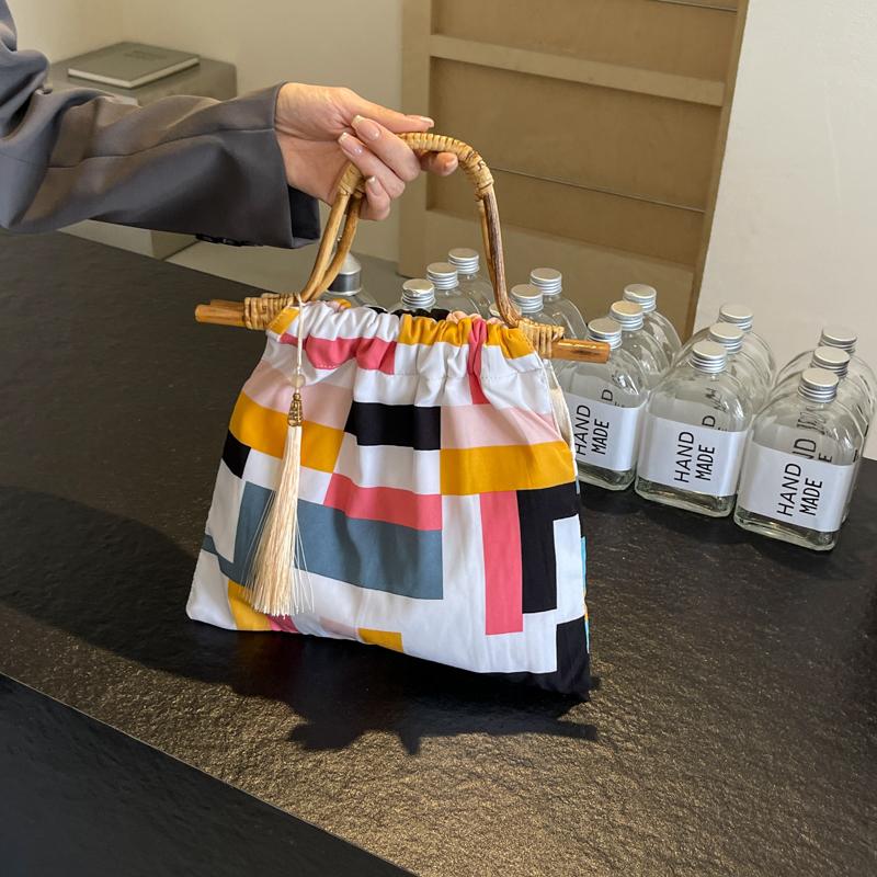 Eine mehrfarbige Patchwork-Stoff-Material Damenhandtasche, alle Frauen sind verwendet, um Temperament zu verbessern, um den täglichen Bedarf zu decken