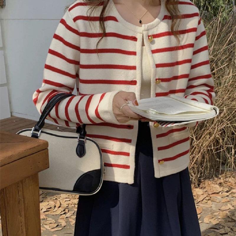 

Сяосянфэн золотая пряжка вязаная куртка модная зарубежная накладной карман круглый вырез полосатый вязаный кардиган женский короткий 48-181 (average size) красный