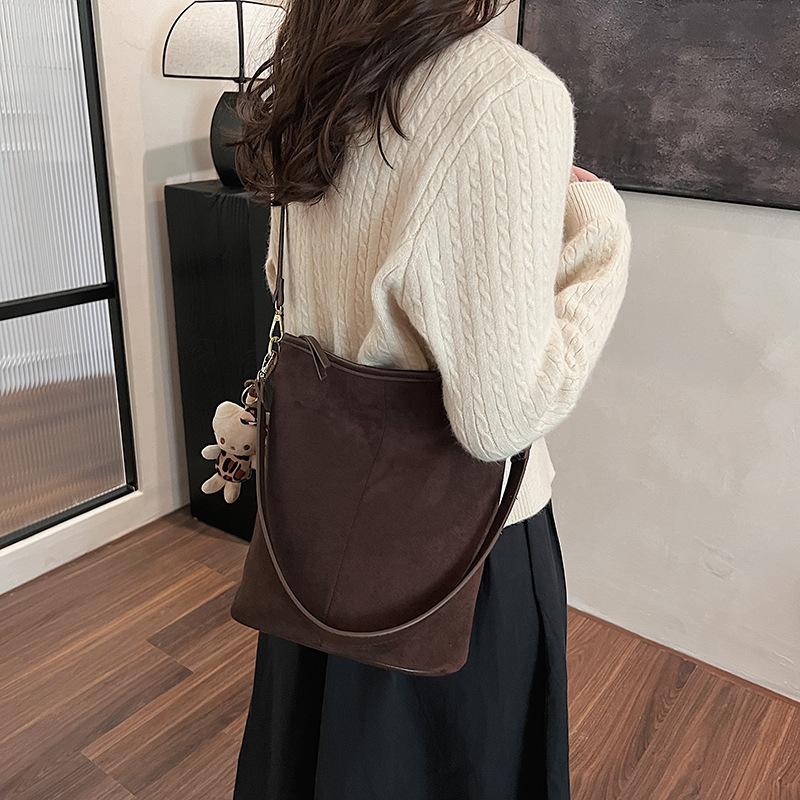 Premium Maillard bag women's 2025 new trendy matte shoulder bag large capacity messenger bucket bag