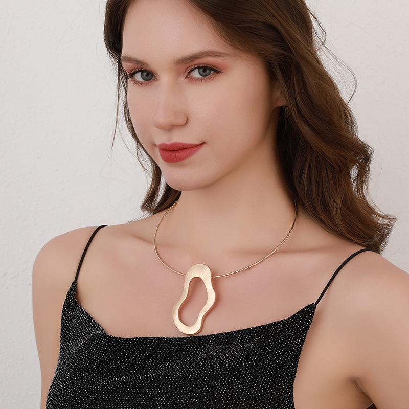 Fashionable hollow geometric pendant necklace