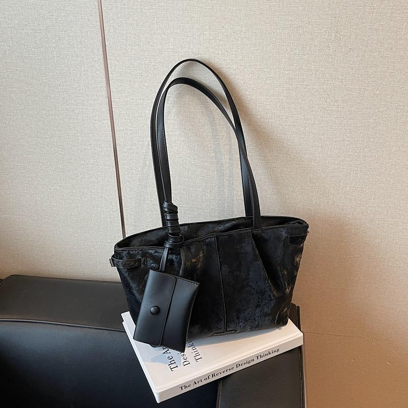 

New bag large capacity women s daily commute versatile underarm bag student party work tote bag tide чорний