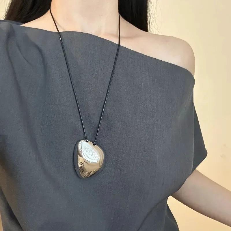 Fashion Metal Oval Pendant Necklace for Women Long Luxury Sweater Chain Charm Thin Chain Necklace Party Elegant Jewelry Gifts