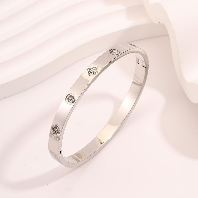 Four-leaf clover diamond-encrusted , female tide brand, European and American non-fading titanium steel , send girlfriend wrist stacking 