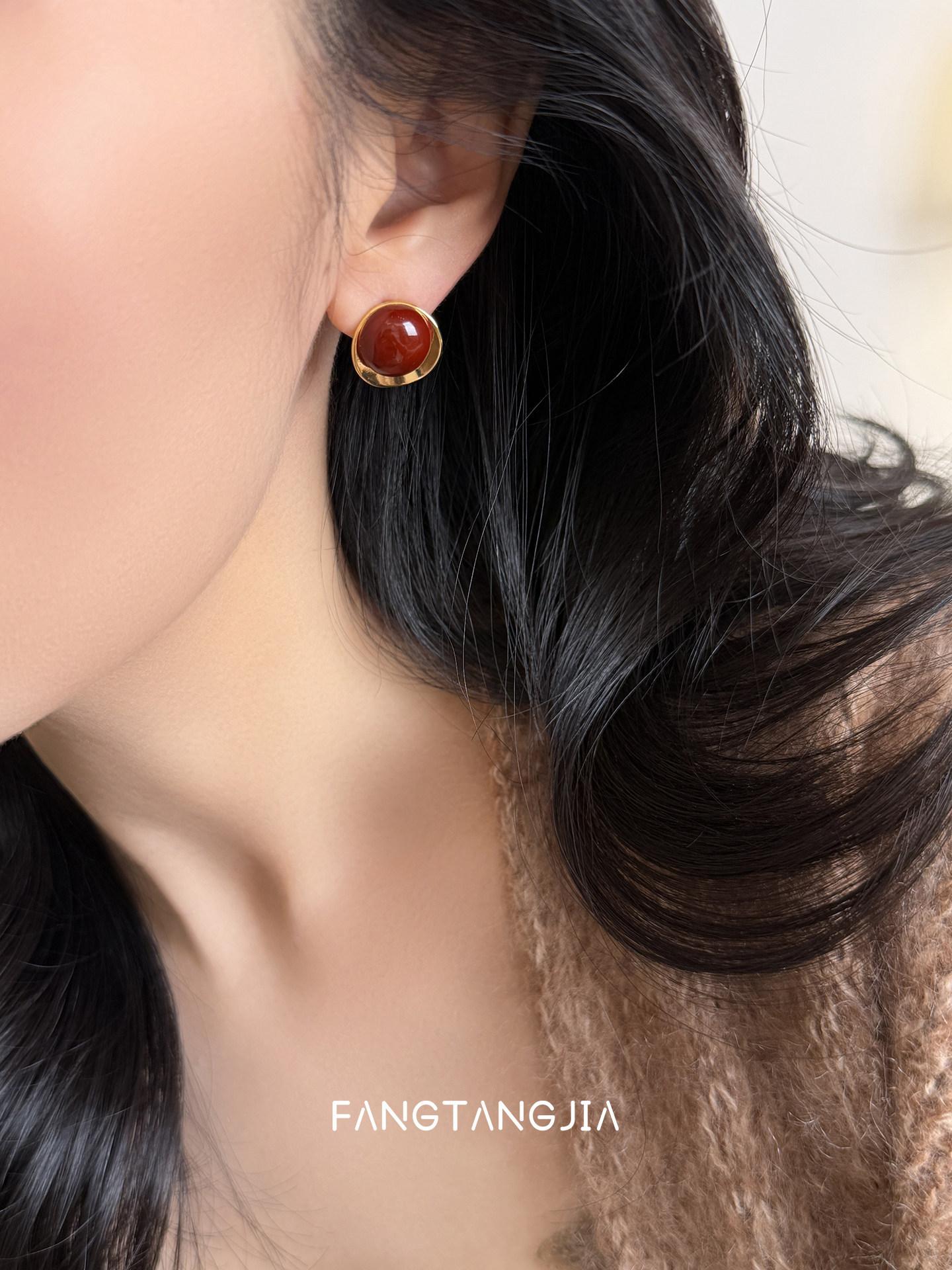 

Light luxury little red bean Maillard coffee drop glazed round stud earrings 2025 exquisite versatile earrings elegant