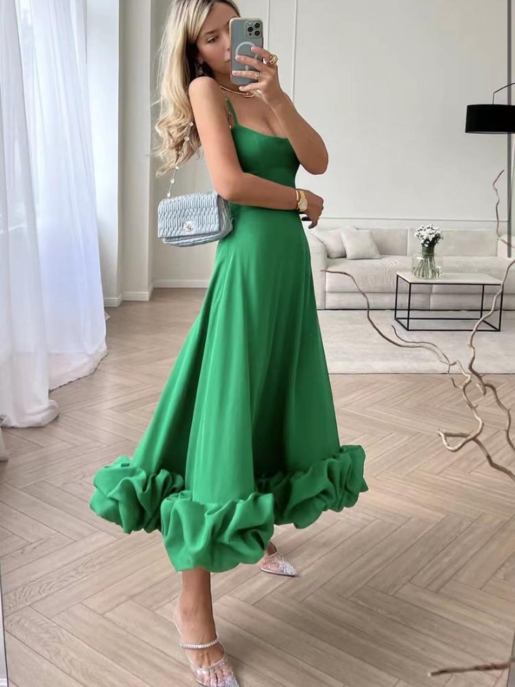 

Женское белое платье макси на бретельках с оборками по подолу, золотые босоножки на ремешках и сумка на тонкой цепочке XXL зелёный