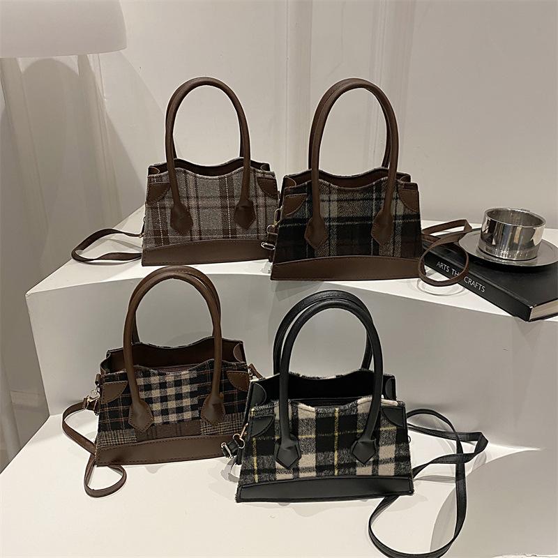 Plaid large-capacity woolen bag, the new casual autumn and winter simple commute fashion, foreign-style portable messenger bag tide