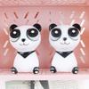 Panda regardant le jouet de décompression par pincement de la main