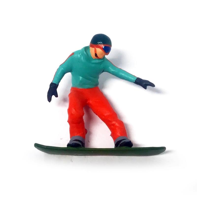 1/64 Scale Miniature Skiing Snowboarding Figurines Hand Painted Miniature Skiers Figures Model Miniature Winter Scene