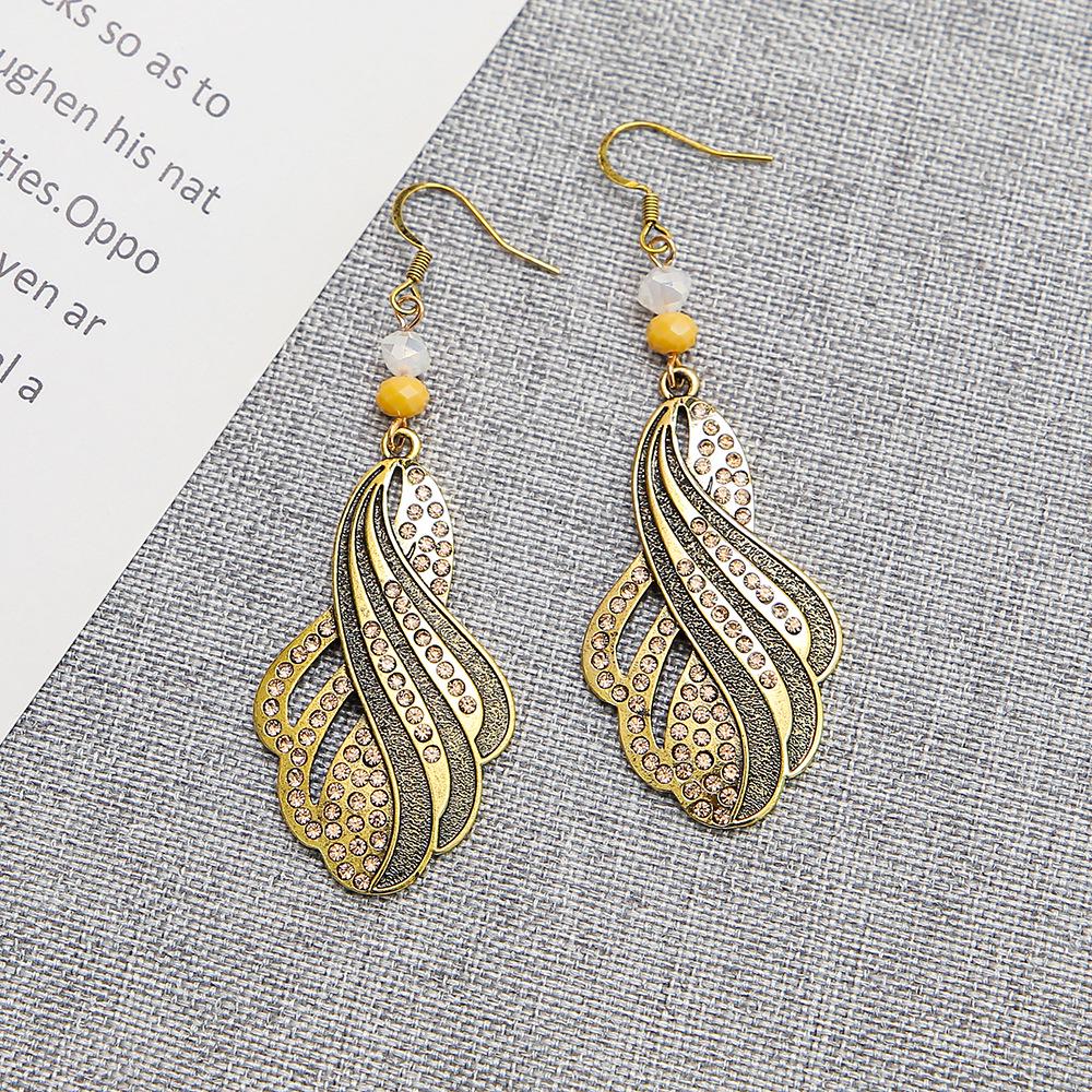 

Винтажные женские серьги-капли с полым плетением и инкрустацией стразами