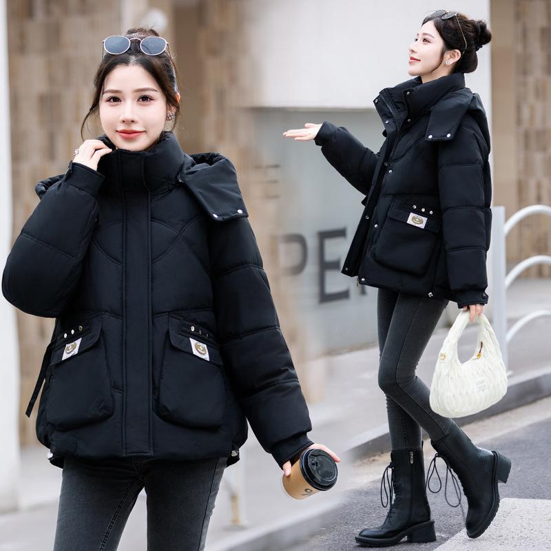 Kurze, lässige, modische, baumwollgefütterte Jacke mit Kapuze für Damen im Winter, neue, kältebeständige, baumwollgefütterte Jacke mit Kapuze