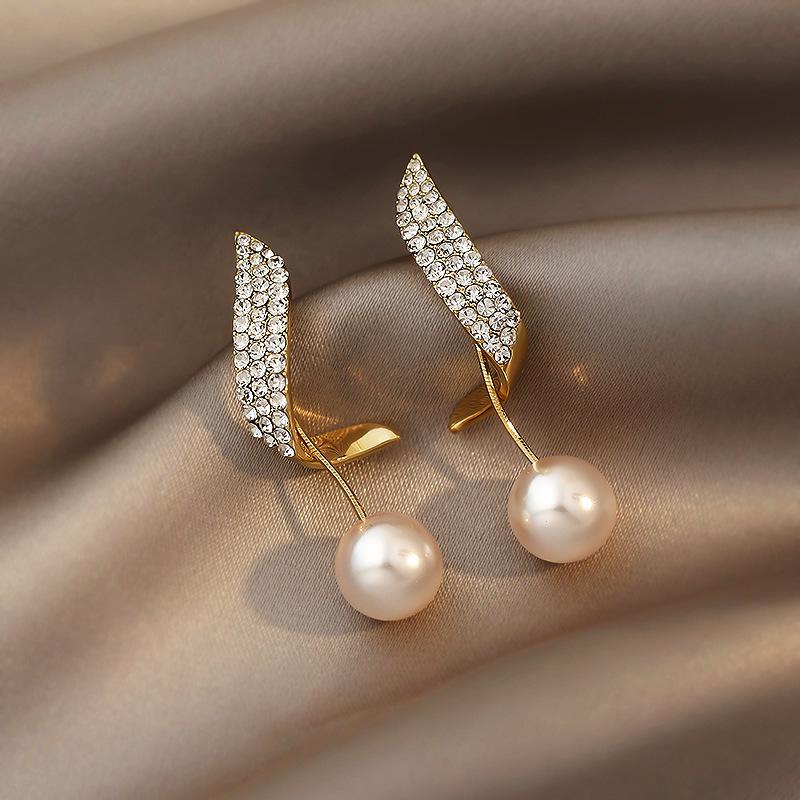 Elegant and sophisticated earrings for women, vintage niche design pearl studs, popular online trend ear accessories