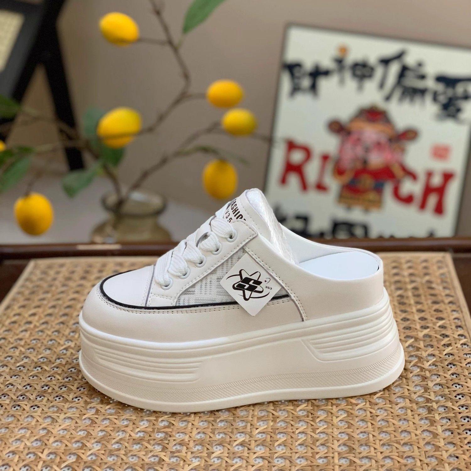 

Тапочки на толстой подошве Женские с небольшой высотой подъема Маффин Баотоу Тонкий наклонный каблук Летние тапочки интернет-знаменитости 35 белый