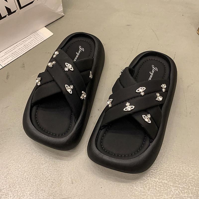 European bread cross with thick-bottomed rhinestone cool slippers for women to wear in the summer of 2025, popular beach one-word drag tide
