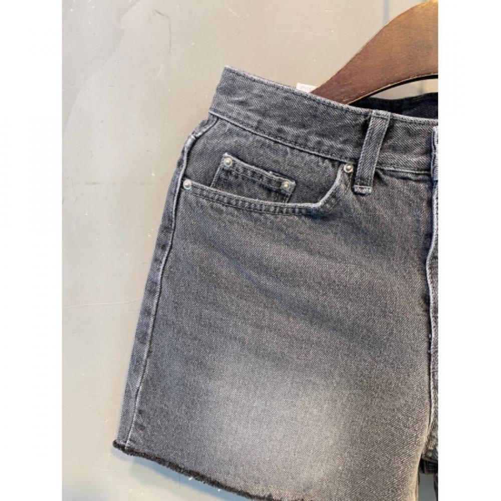 C S In The Room hitCh Gray waShed CuttIng Denim ShortS