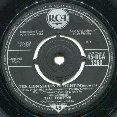 7inch Record TOKENS  The Lion Sleeps Tonight Wimoweh 45RCA1263 RCA 1961 UK Rock Used