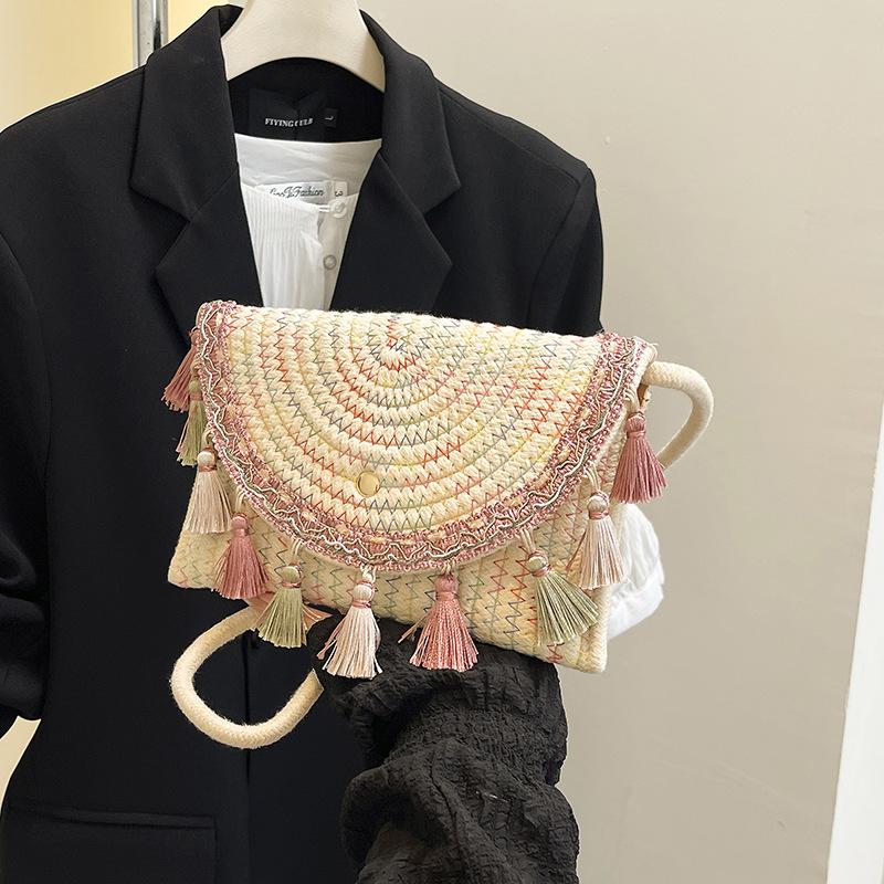 2025 тренд богемная соломенная плетеная летняя новая плетеная с бахромой конверт одно плечо через плечо седло женская сумка