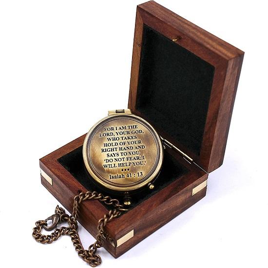 „Denn ICH BIN DER HERR, DEIN GOTT“ – Camping-Kompass mit Gravur und Box als Geschenkkompass