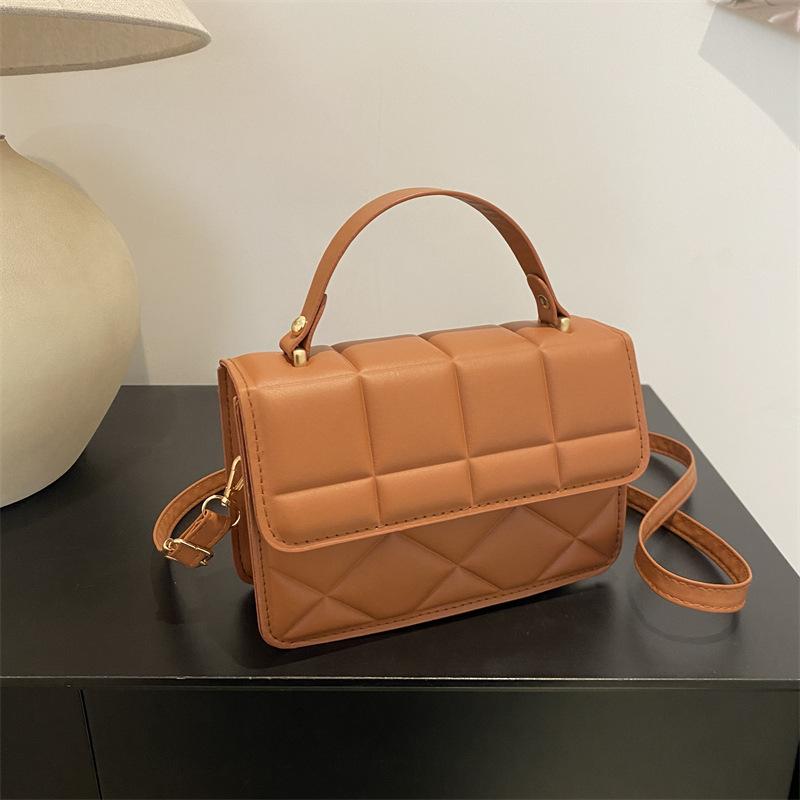 

Стильна портативна невелика квадратна портативна одноколірна сумка з відступами в клітинку 2024 р. Нова жіноча сумка ранньою весною в тренді на одне плече проста сумка-месенджер коричневий