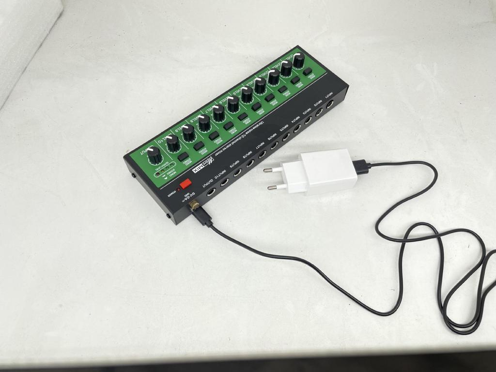 10-Channel Audio Mixer for Musical Instruments and Guitar Amplifier