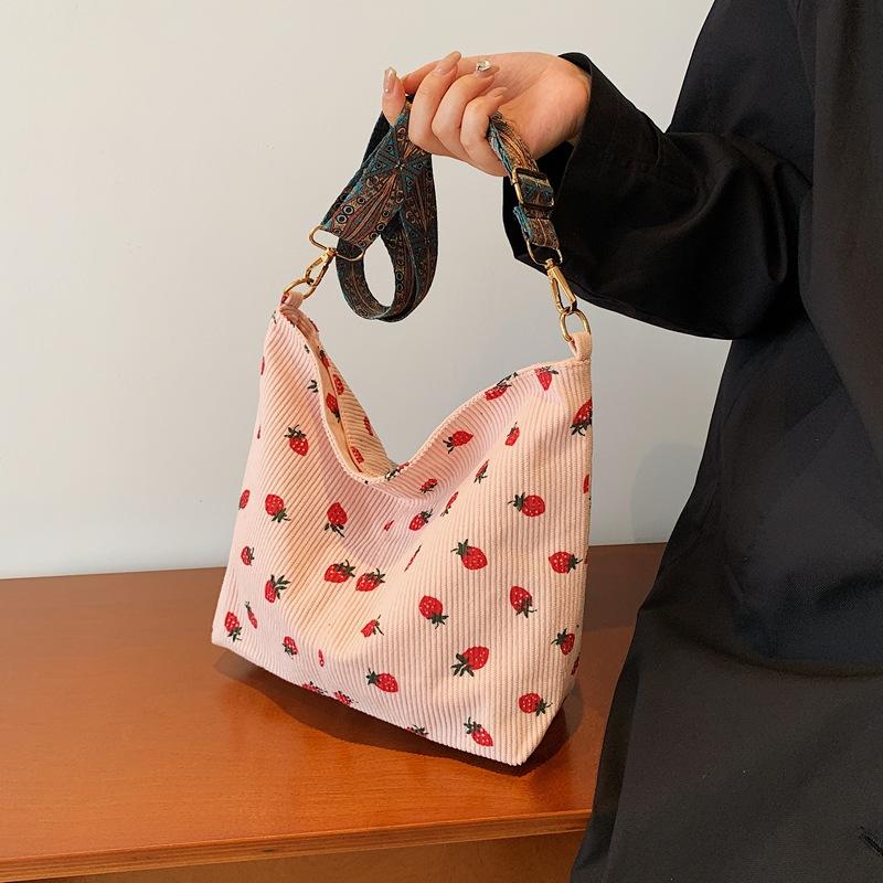 

Women s bag corduroy strawberry printed bag women s summer new shoulder bag messenger bag tote bag розовый