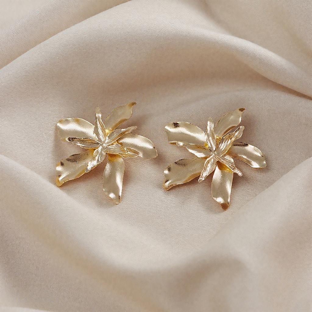 European and American Cold Wind Earrings Simple Leaf Flower Earrings Retro Leaf Design Jewelry Stud Earrings