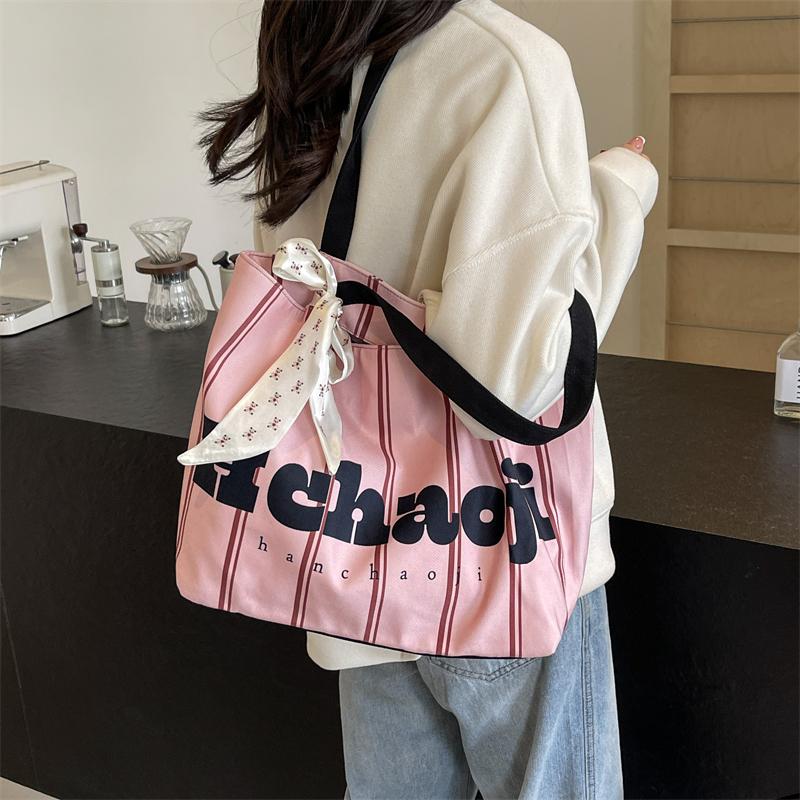 Женская холщовая сумка контрастного цвета в полоску с буквами — фото 15