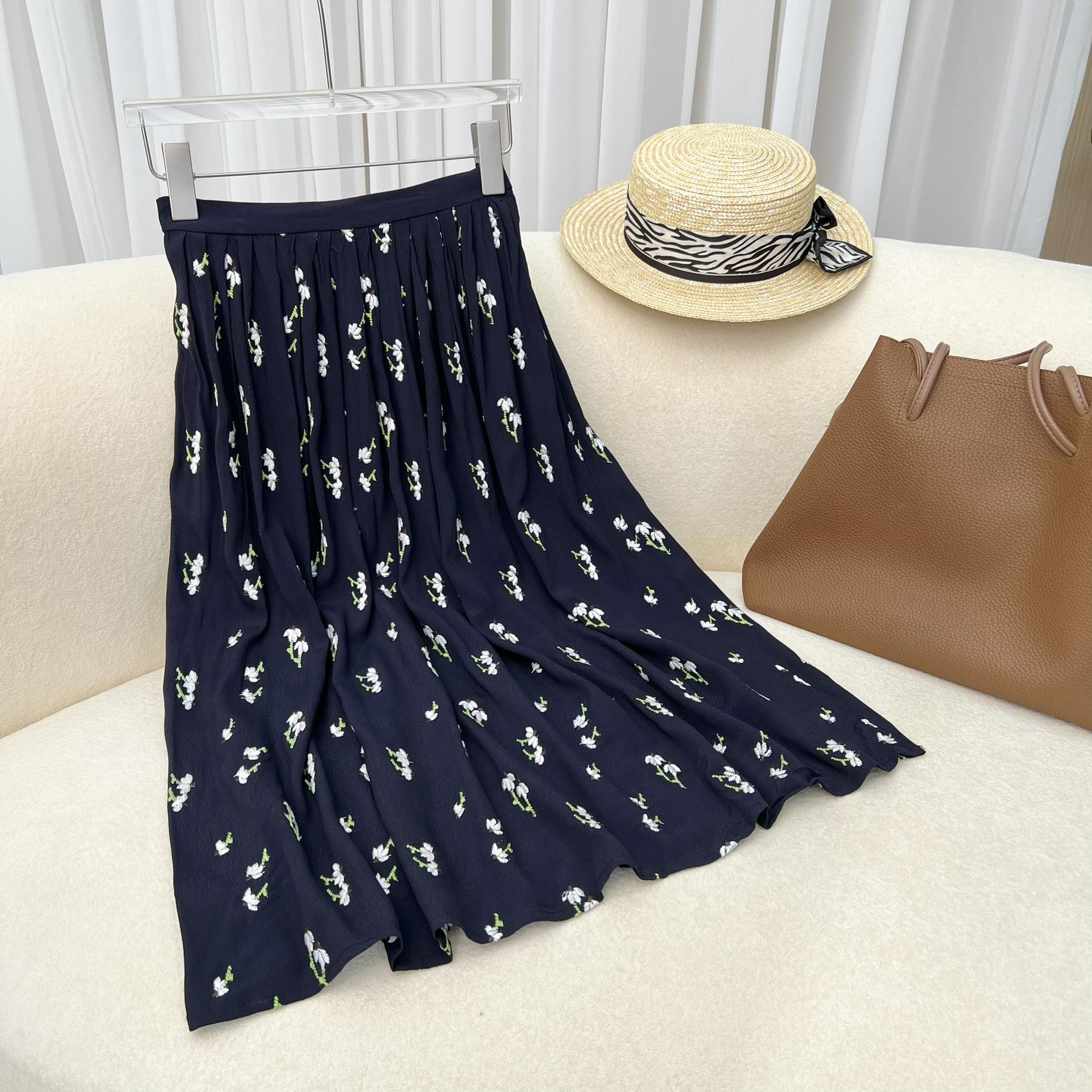 

Нежная плиссированная юбка миди с цветочной вышивкой Small темно-синий