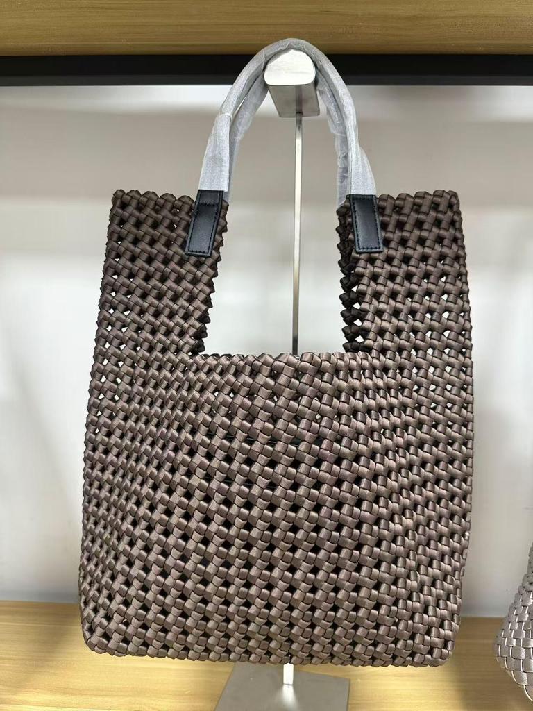 New Large Capacity Hand-Woven Pinwheel Knot Tote Bag with Niche Cutout Design for Mother and Child.