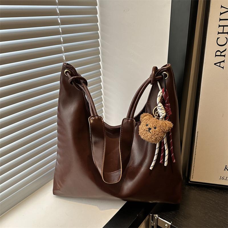 

Tote Large Trendy Bag For Women With Minimalist Aesthetic And Convenient Phone Pocket Without Pendant