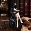 Decorazione per la Casa Dark Academy Statua di Lettore Gotico, Statuetta Scheletro con Cappuccio in Resina, Statua Seduta con Libro Accenti per la Stanza Academia per Libreria, Scrivania