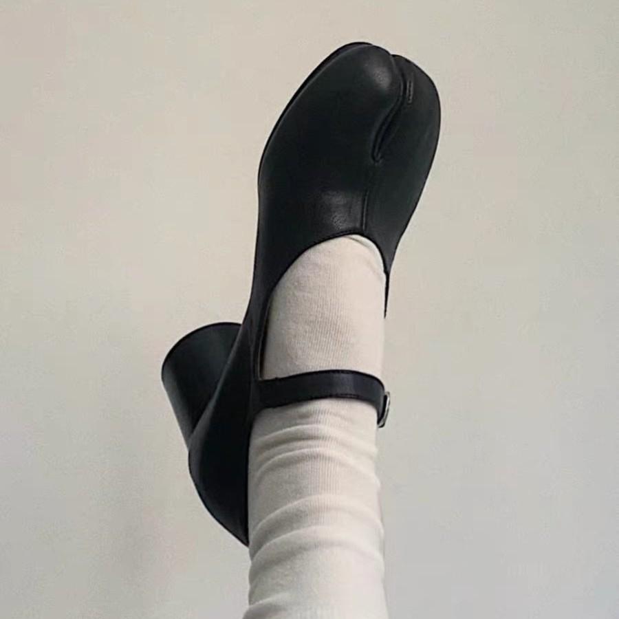 Fashion Designer Split Toe Round Heels Women Pumps pu Leather Buckle Strap Runway Shoes Ladies High Heels Crack Toe Shoes Woman