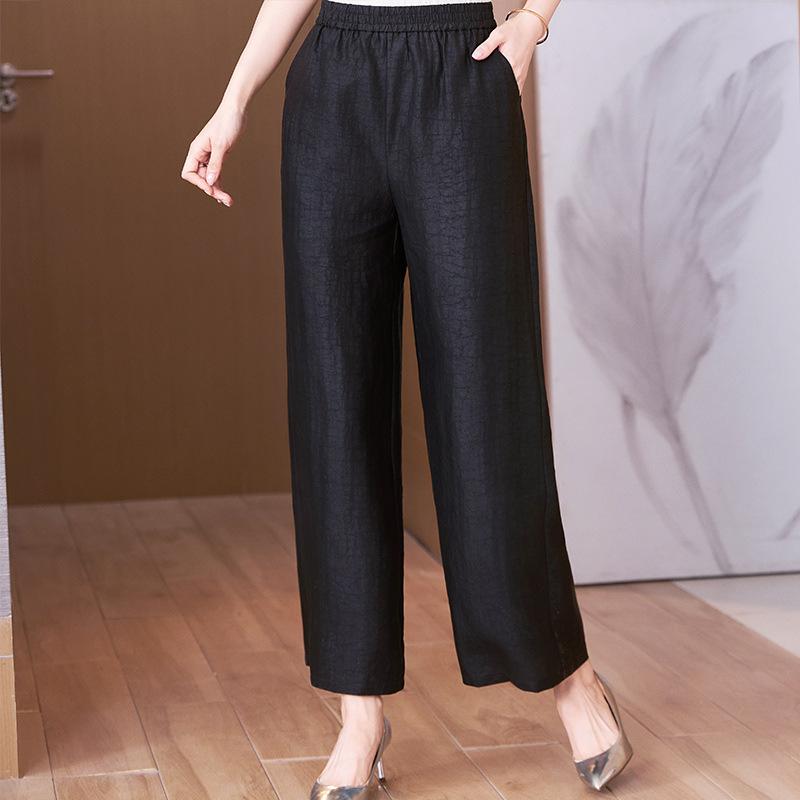 

Комплект из двух предметов: футболка из шелка тутового шелкопряда и широкие брюки из шелка с эффектом «сянъюнь». Женский летний модный комплект, визуально омолаживающий. XXXXL