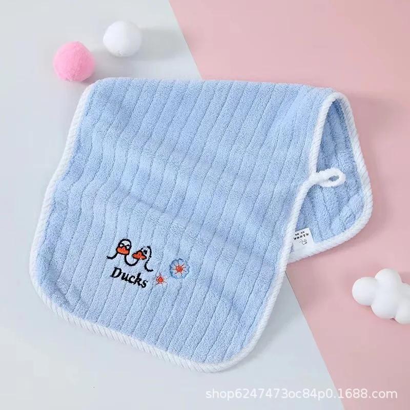 

2 шт. Детское полотенце, однотонное, с рисунком утки из мультфильма, коралловый флис, супермягкое, 25*50 см, детское полотенце, полотенце для лица, носовой платок синий