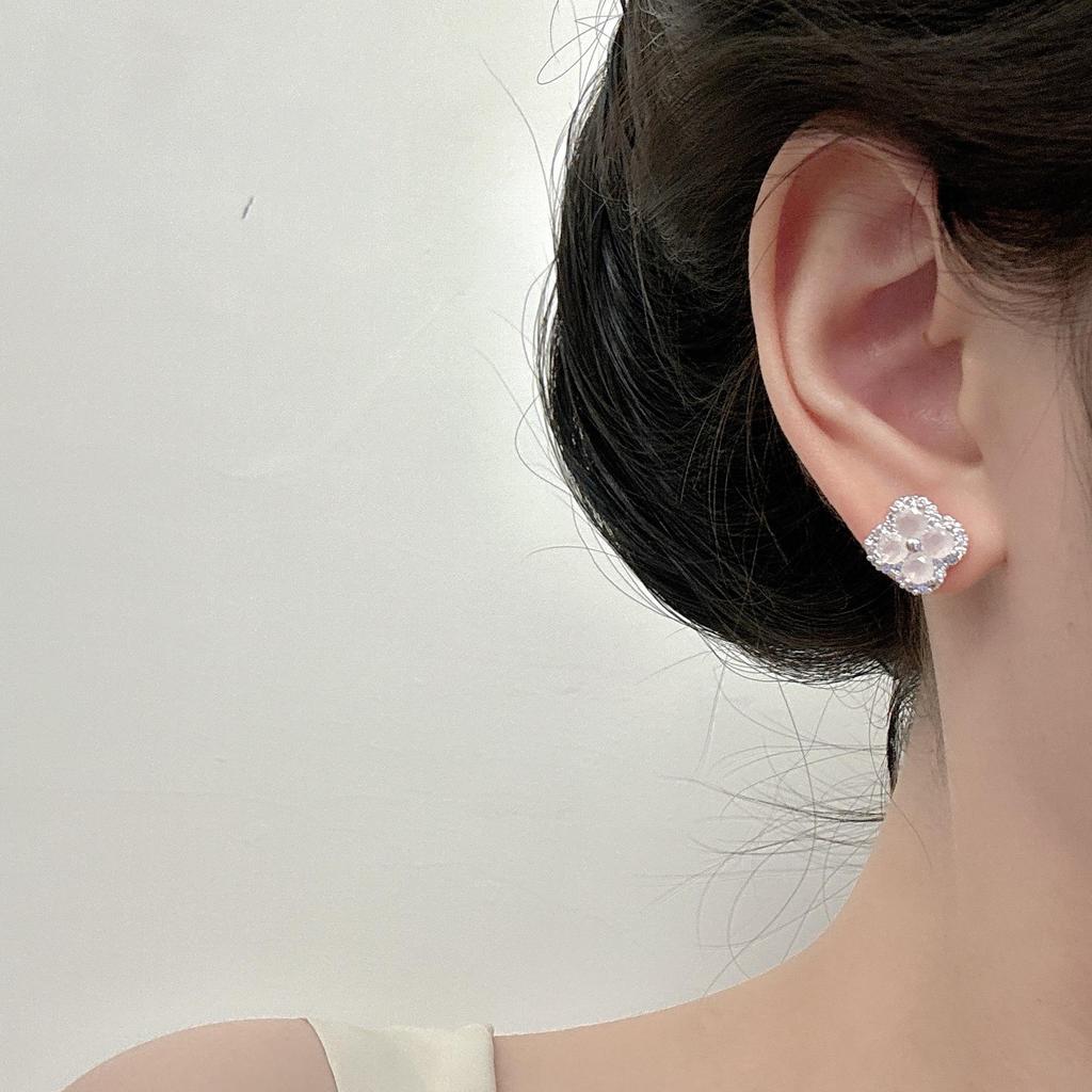 Neue Zirkon-Blumenstecker - Elegant und vielseitig für Damen