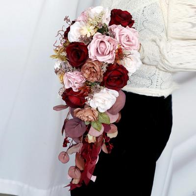 Bouquet de mariage pour la mariée et les demoiselles d'honneur tenant des fleurs artificielles