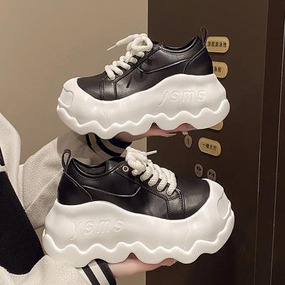 Modische, süße Plateau-Sneaker für Damen mit runder Spitze aus echtem Leder, Schnürung und 8 cm dicker Sohle.