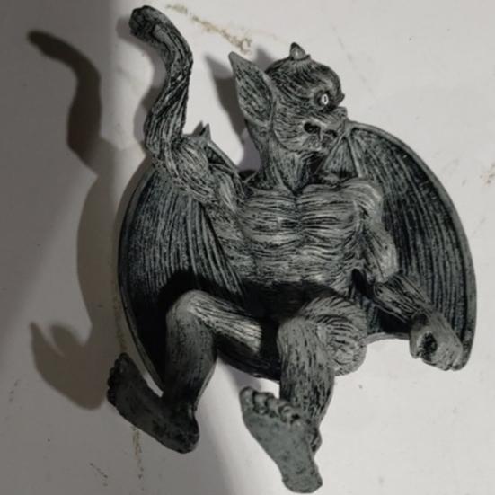 Gothic Gargoyle Fence Hanger Resin Dragon Winged Gargoyle Ornament Climbing Gargoyle Figurine for Garden Wall Porch Railings And Patio Decoration