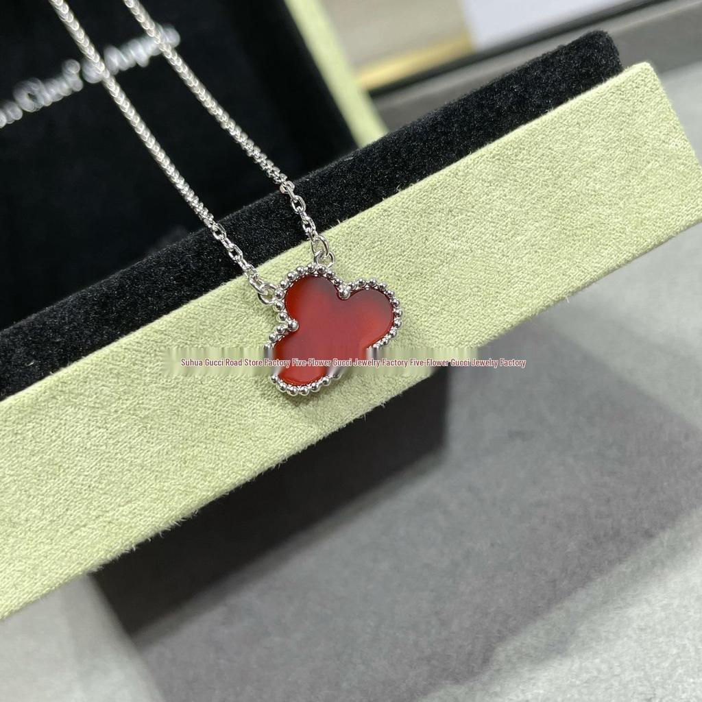 Náhrdelník Van Cleef se čtyřlístkem: Zlatý přívěsek pro ženy s pětilistým designem, bílou perletí, červeným achátem a diamantem.