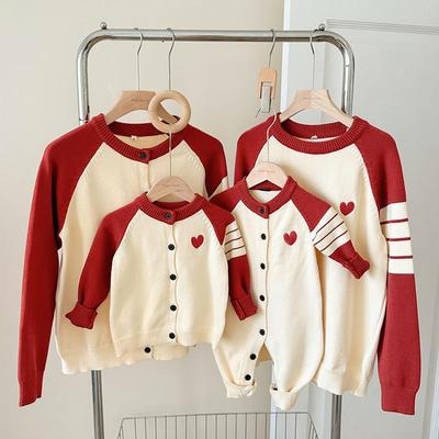 2025 Herbst/Winter Familie Strickpullover Strickjacke: Liebesherz-Design für dreiköpfige Familie für Vollmondfotos.