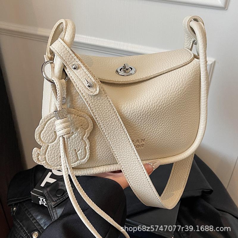 Korean version of simple fashion sense messenger small square bag women 2025 spring new commuter portable versatile small bag