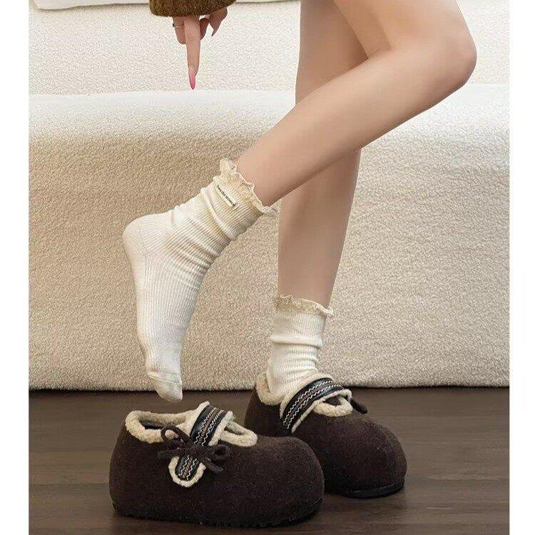 Birkenstocks med tjock sula och inbyggd höjdökning, bomullsskor med fleece för att hålla värmen, och fluffiga Mary Jane-skor på utsidan.