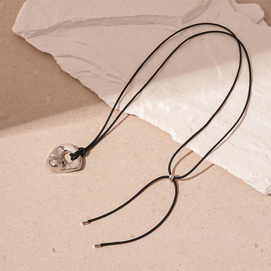 Geometric Round Pull-Out Necklace: Fashionable, Versatile, and High-End Sweater Chain